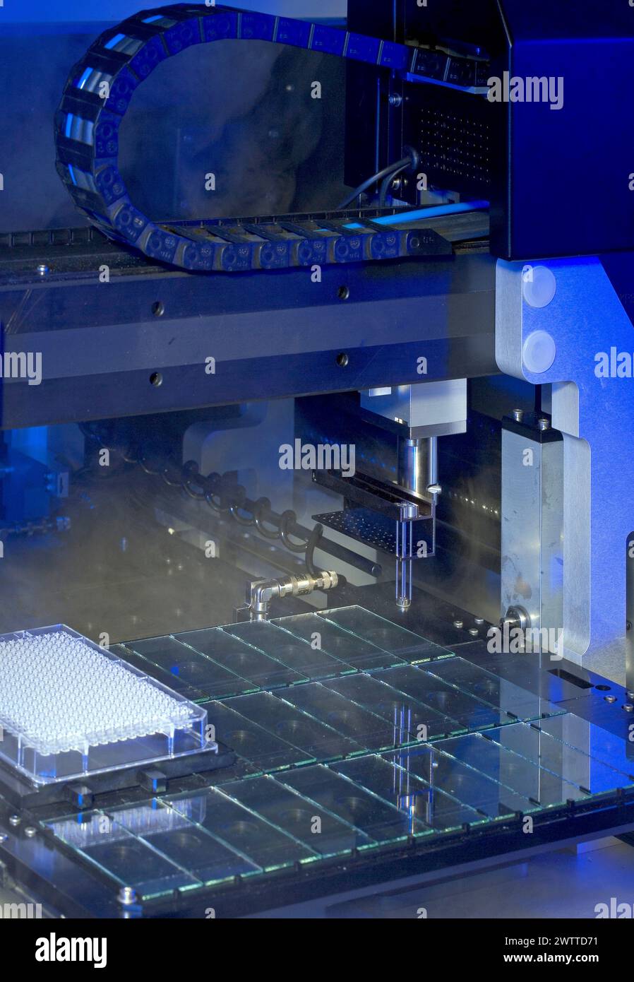 La précision à l'œuvre dans le laboratoire High-Tech Banque D'Images