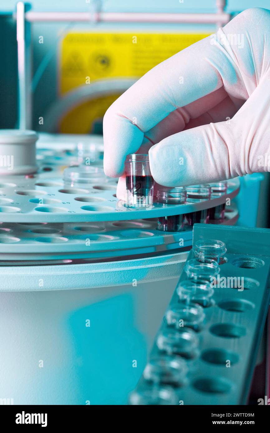 Un scientifique exploite un équipement de laboratoire avancé Banque D'Images