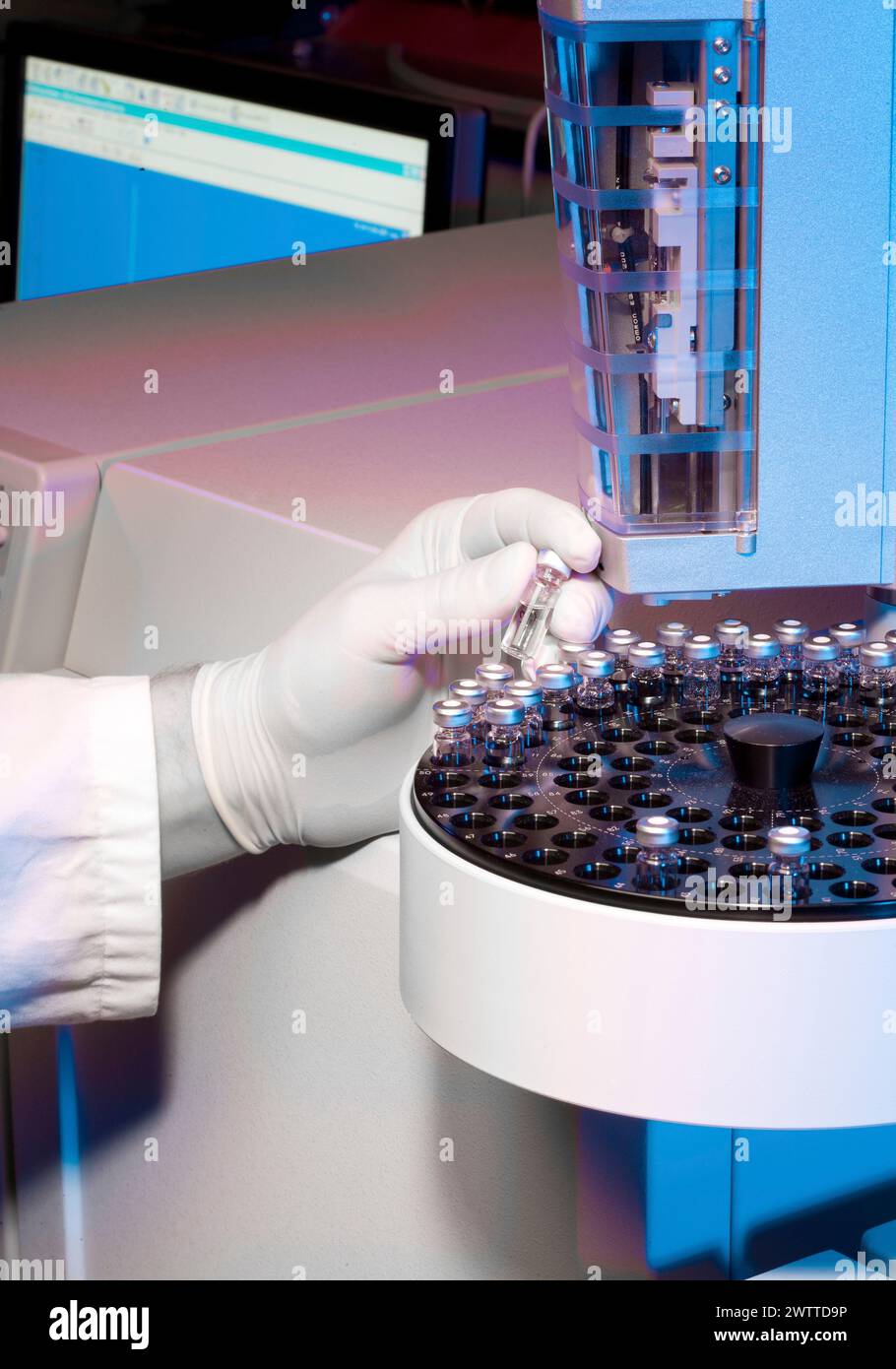 Scientifique travaillant avec des échantillons dans un laboratoire Banque D'Images