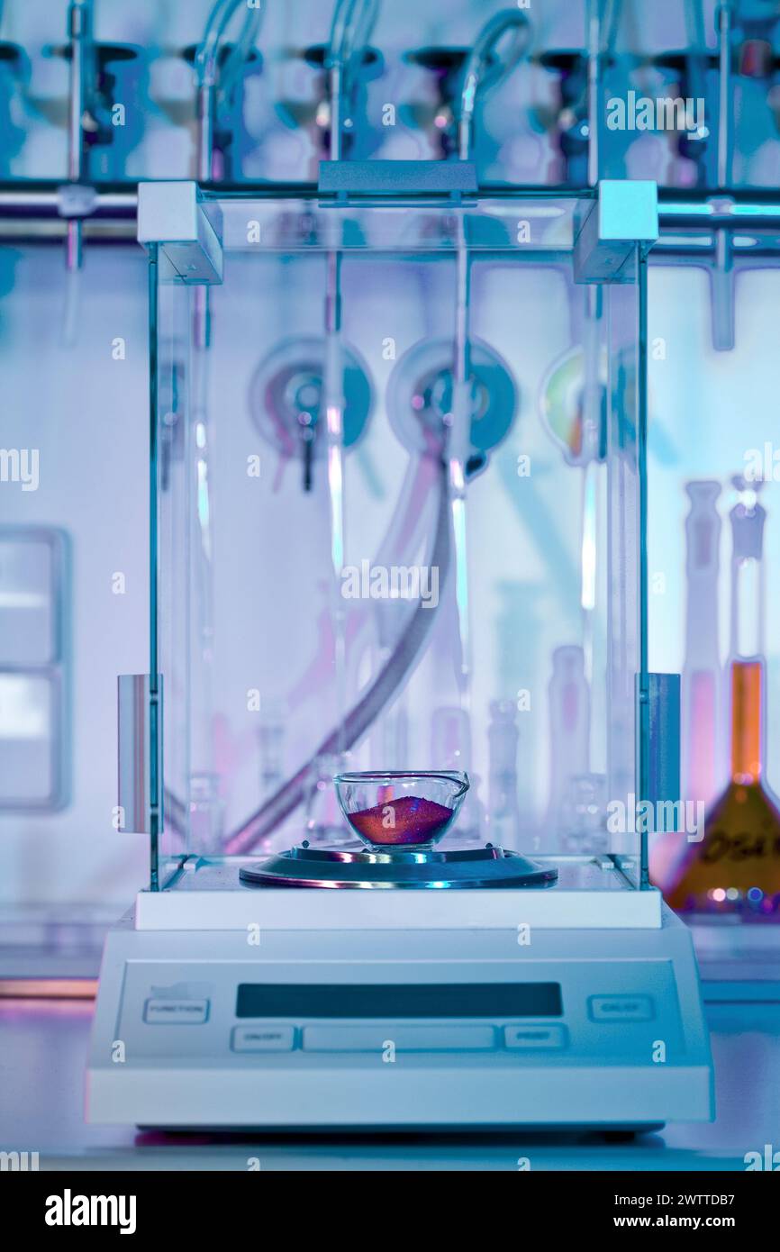 Une installation de laboratoire de chimie éclatante avec une lueur bleue et violette Banque D'Images