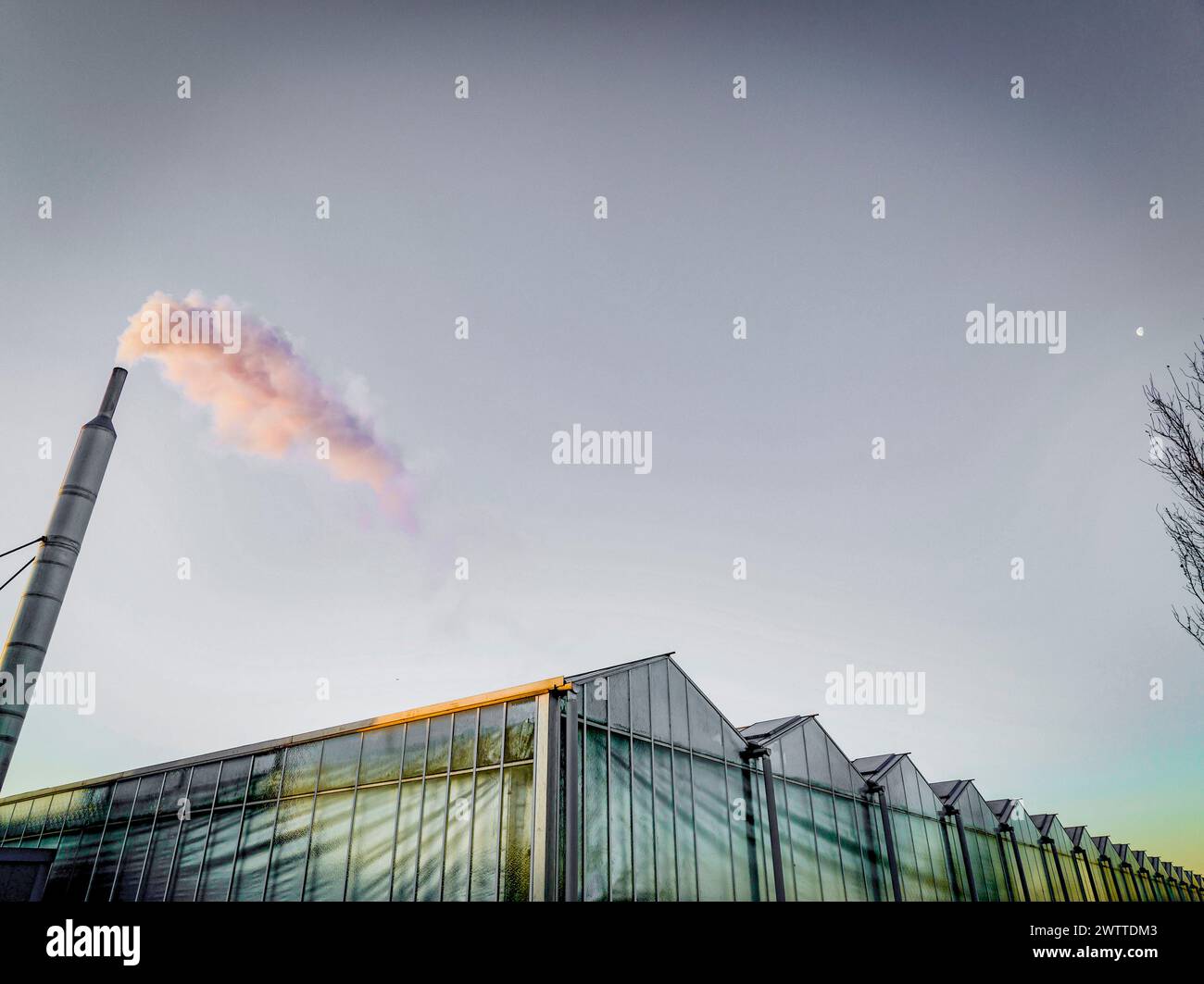 Lever de soleil industriel avec émissions d'une cheminée Banque D'Images