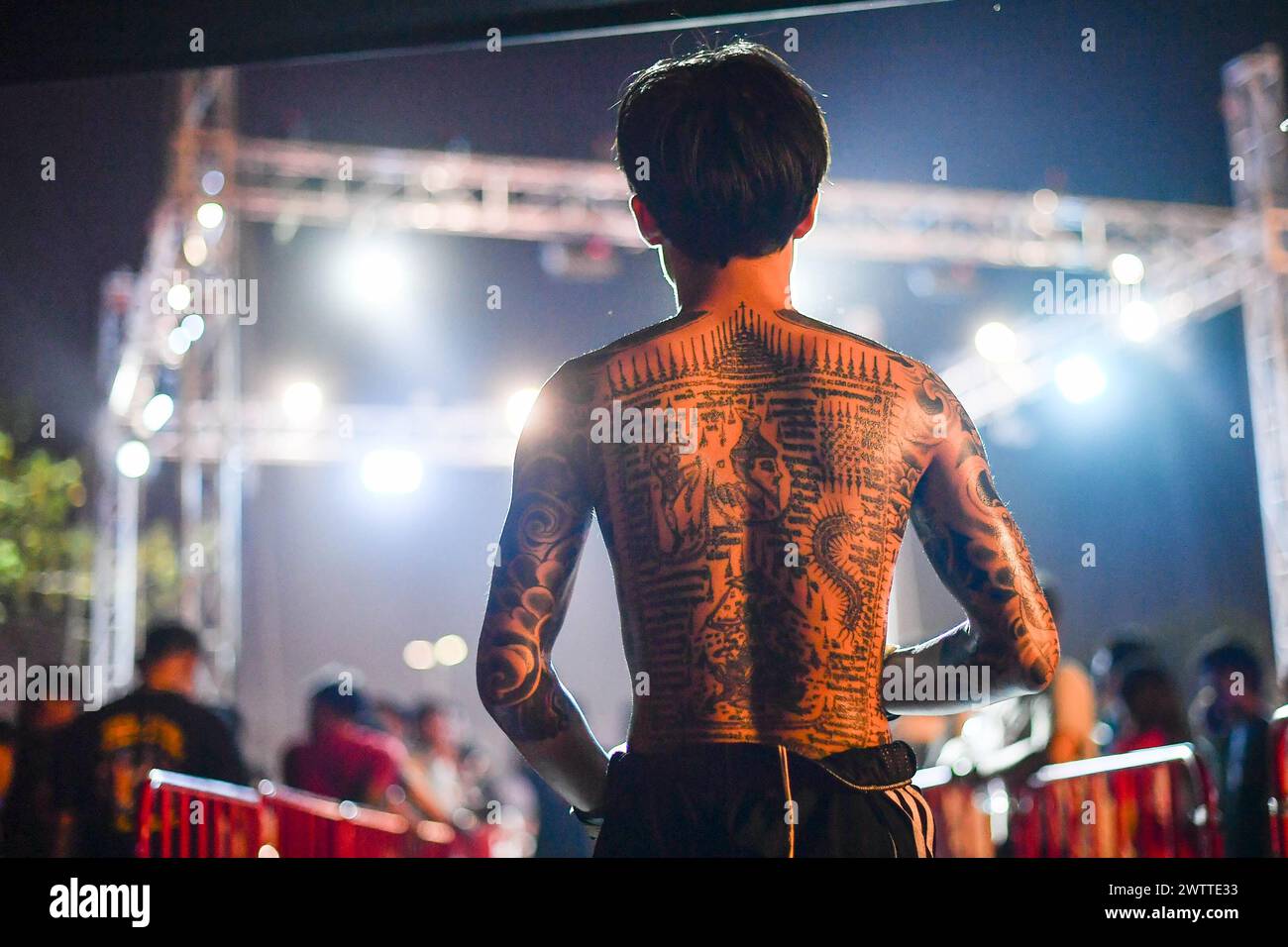 Un boxeur vu avec un dos tatoué au Fight Club Thailand à Navanakorn. En raison de la popularité du film 'Fight Club' de 1999, Fight Club Thailand a commencé en 2016 et a créé une communauté de passionnés de sports de combat par le biais d'un groupe Facebook qui annonce et organise des événements de combat clandestins. Banque D'Images