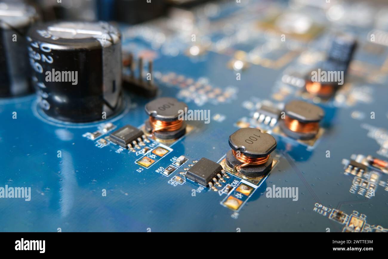 Dispositifs montés en surface tels que bobine et circuits intégrés sur la carte haute technologie. Banque D'Images