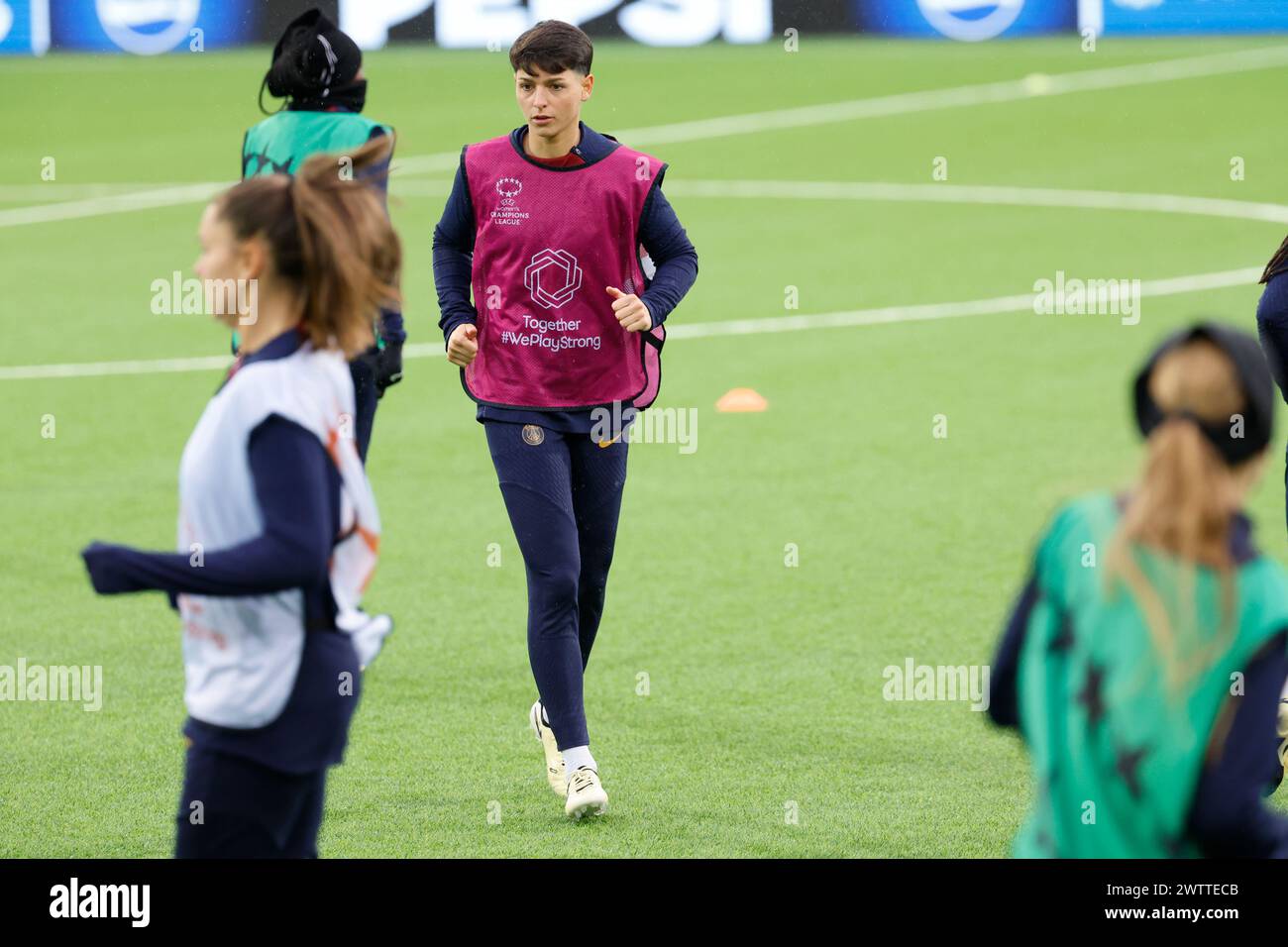 ELISA de Almeida lors d’une séance d’entraînement avec des femmes du PSG à la Bravida Arena avant les quarts de finale de la Ligue des Champions à Gothenburg, en Suède. Mars Banque D'Images ELISA de Almeida lors d’une séance d’entraînement avec des femmes du PSG à la Bravida Arena avant les quarts de finale de la Ligue des Champions à Gothenburg, en Suède. Mars Banque D'Images