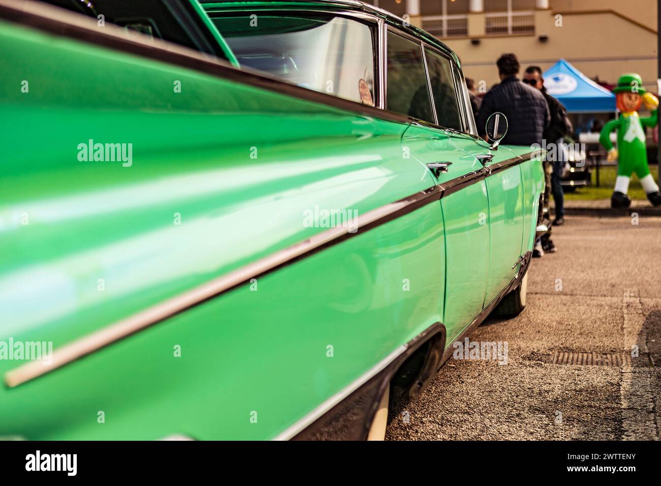 Exposé voiture américaine vintage lors d'un salon, capturant l'essence de l'excellence automobile classique. Banque D'Images