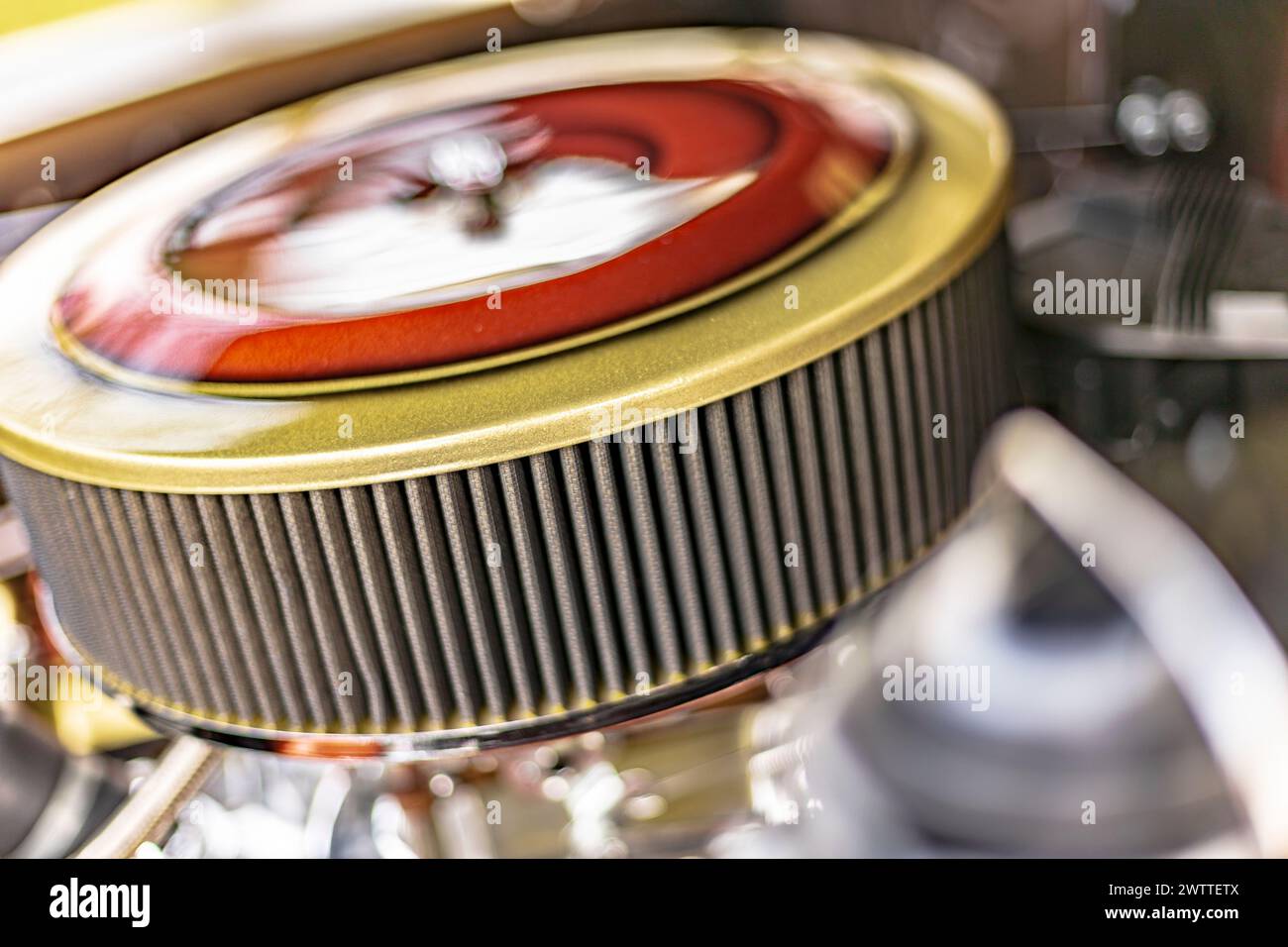 Vue détaillée d'un moteur de voiture américain vintage avec un filtre à air classique de style gâteau. Banque D'Images