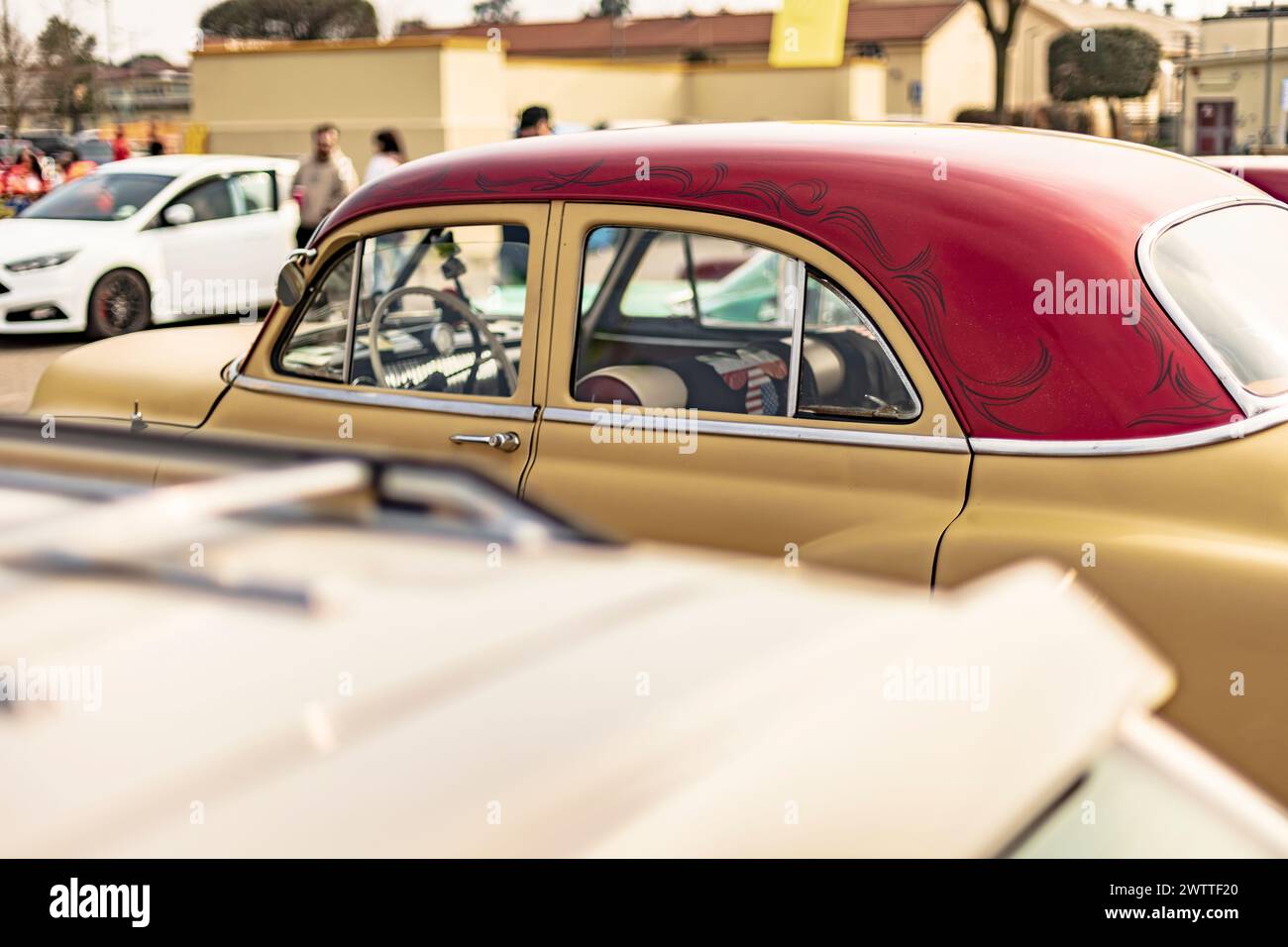 Exposé voiture américaine vintage lors d'un salon, capturant l'essence de l'excellence automobile classique. Banque D'Images