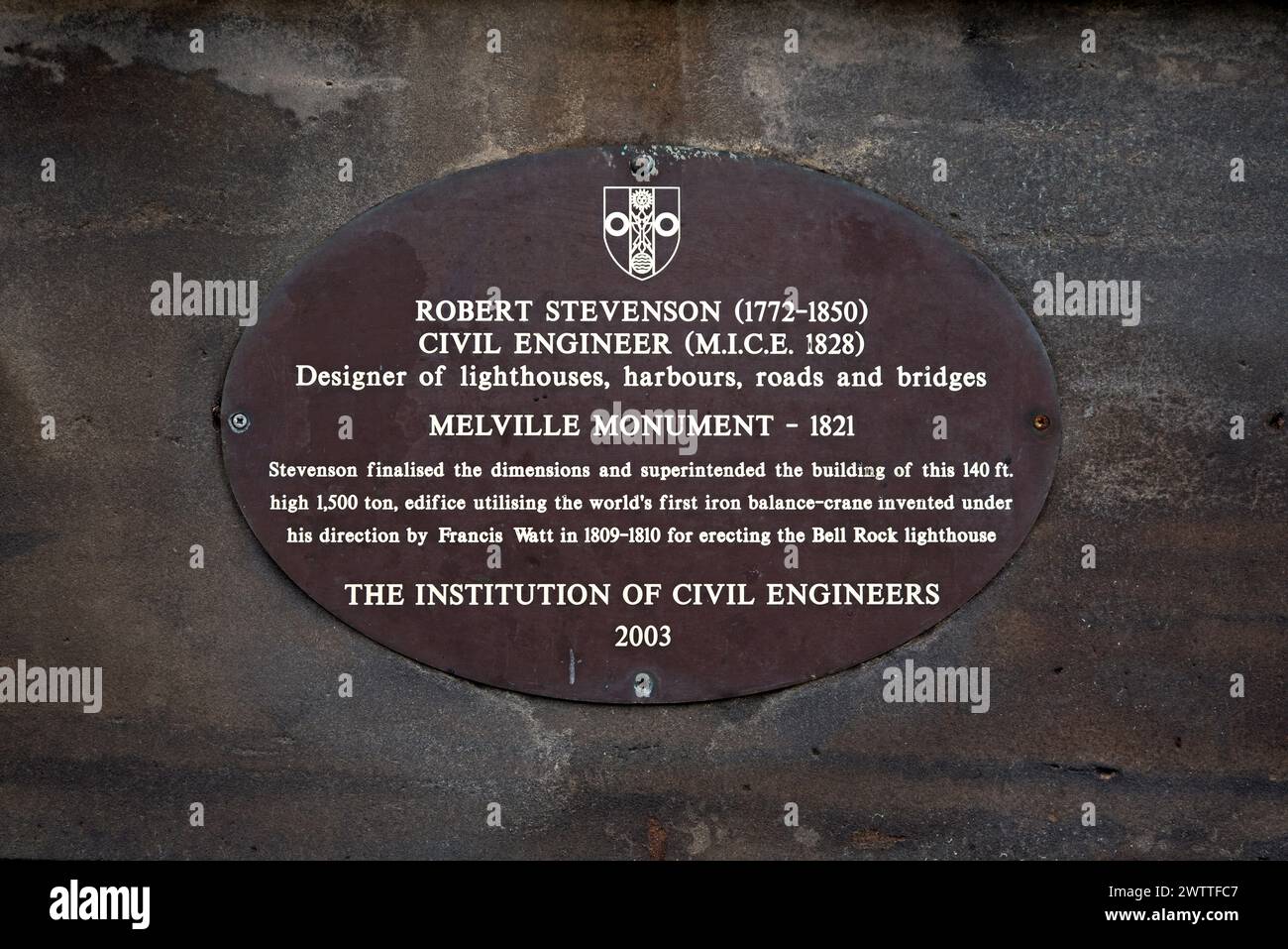 Plaque sur le monument Melville commémorant Robert Stevenson (1772-1850), ingénieur civil, qui a supervisé la construction du monument en 1821. Banque D'Images