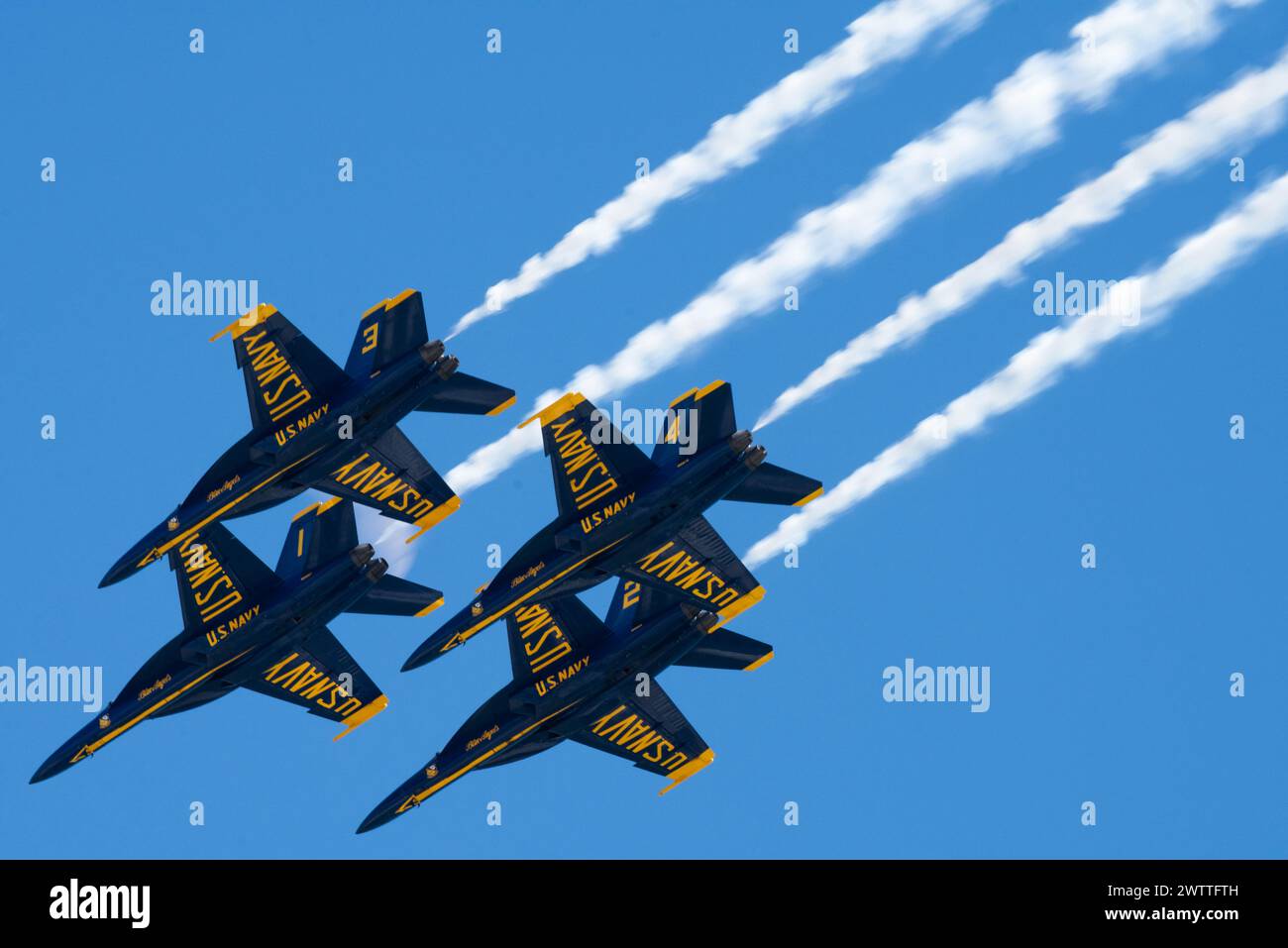 Les F/A-18 Super Hornets affectés aux Blue Angels effectuent des manœuvres acrobatiques lors du spectacle aérien Travis Air Force base Wings Over Solano Banque D'Images