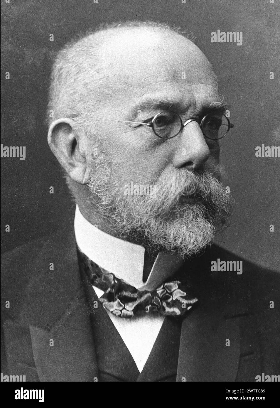 ROBERT KOCH (1843-1910) microbiologiste et médecin allemand qui a isolé les agents causaux de nombreuses maladies mortelles dans sa photo du prix Nobel de 1907 Banque D'Images