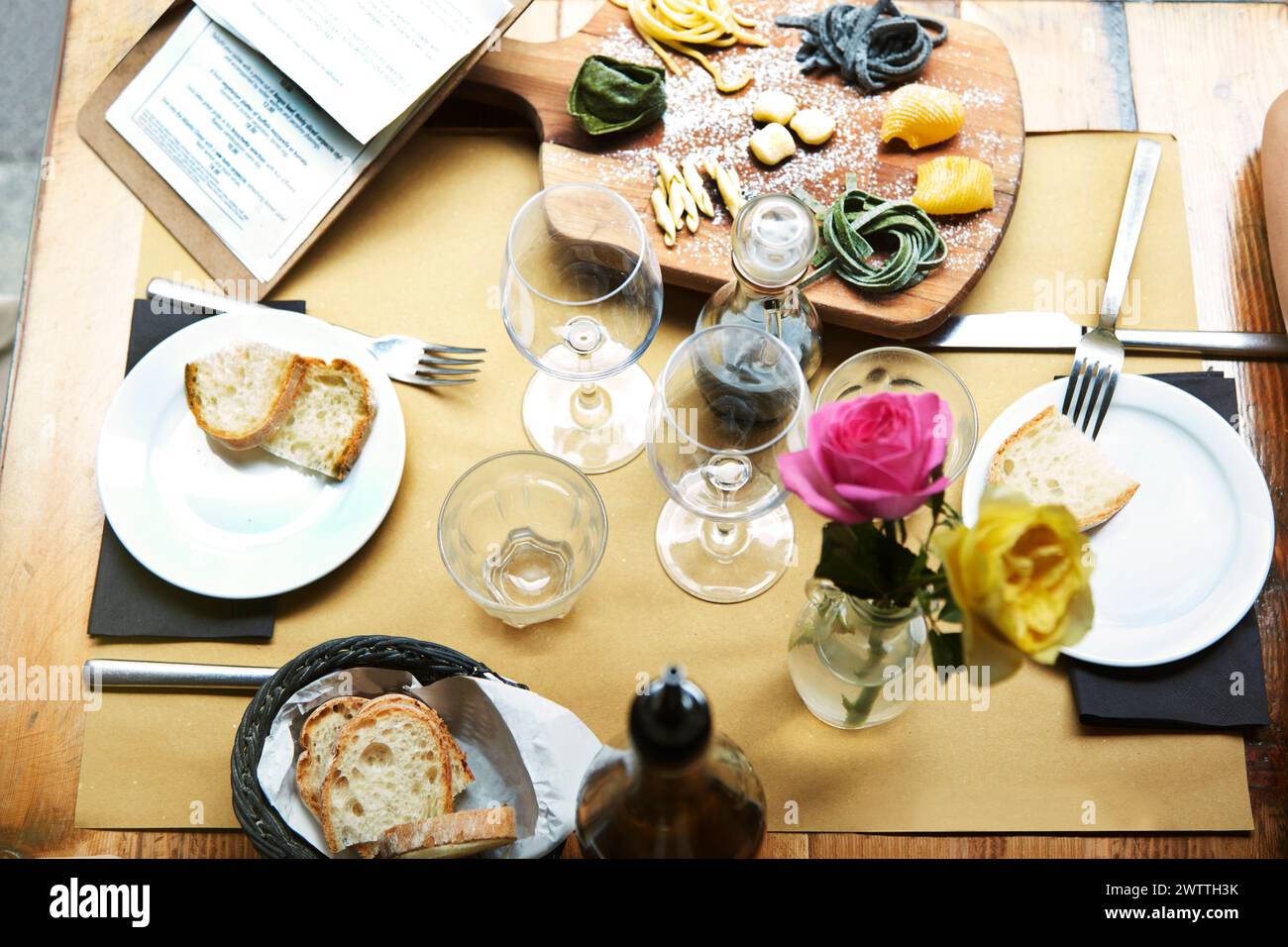 Brunch étalé sur une table de restaurant Banque D'Images