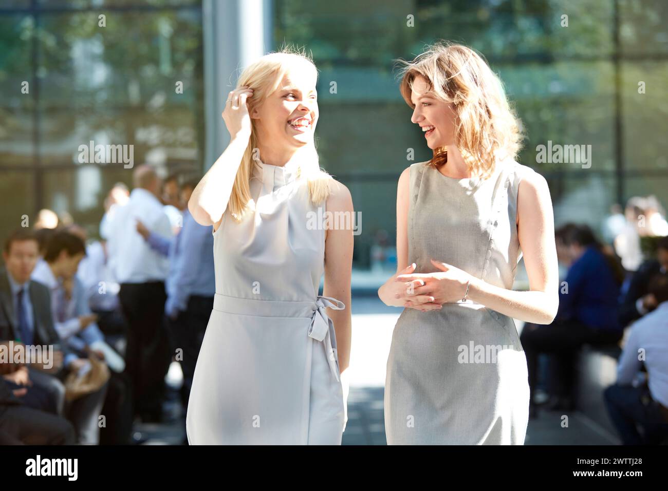 Deux femmes riant ensemble dehors Banque D'Images