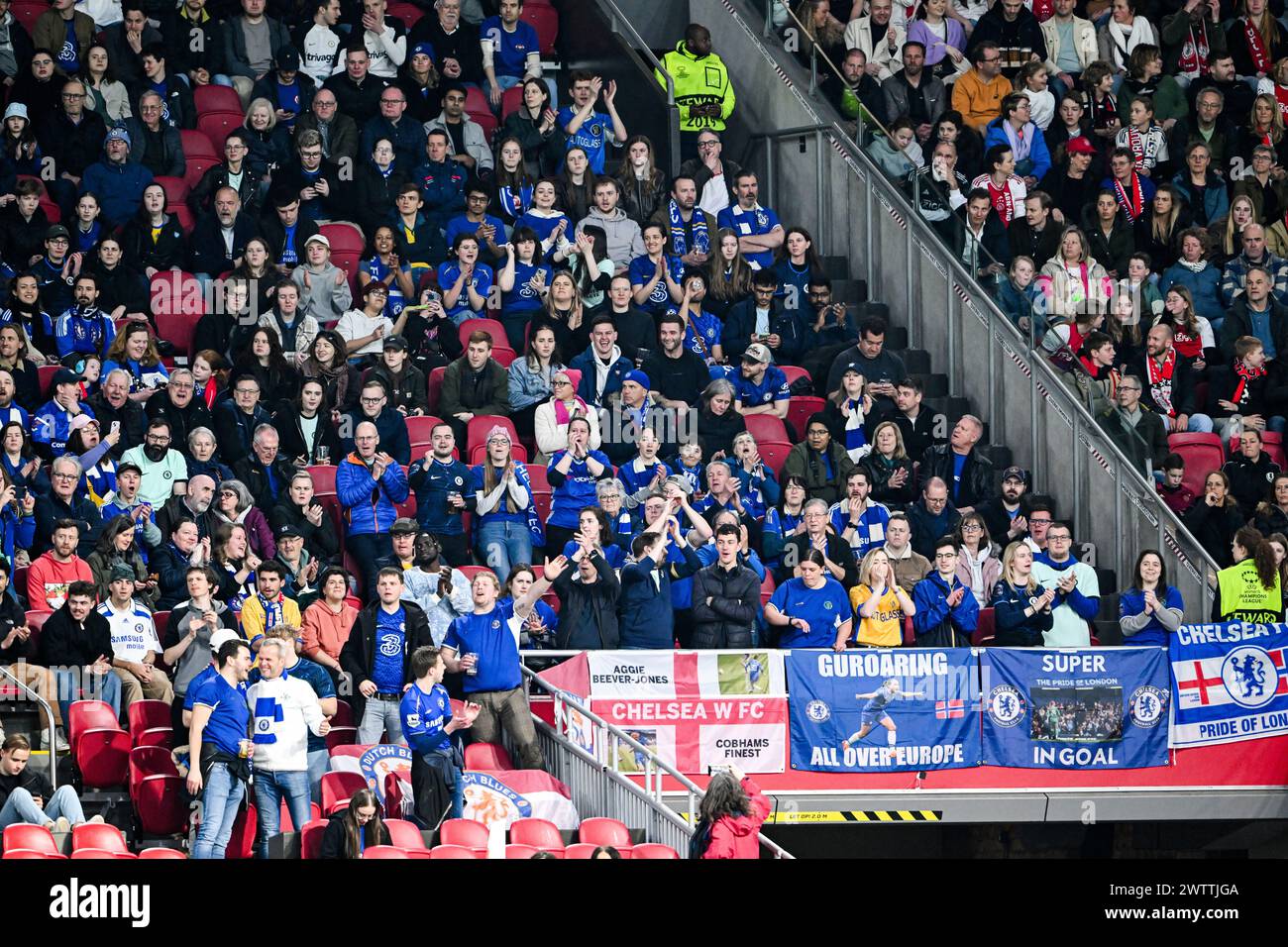 AMSTERDAM - supporters de Chelsea lors du match de quart de finale féminin de l'UEFA Champions League entre l'Ajax et le Chelsea FC au Johan Cruijff Arena le 19 mars 2024 à Amsterdam, pays-Bas. ANP GERRIT VAN COLOGNE Banque D'Images AMSTERDAM - supporters de Chelsea lors du match de quart de finale féminin de l'UEFA Champions League entre l'Ajax et le Chelsea FC au Johan Cruijff Arena le 19 mars 2024 à Amsterdam, pays-Bas. ANP GERRIT VAN COLOGNE Banque D'Images