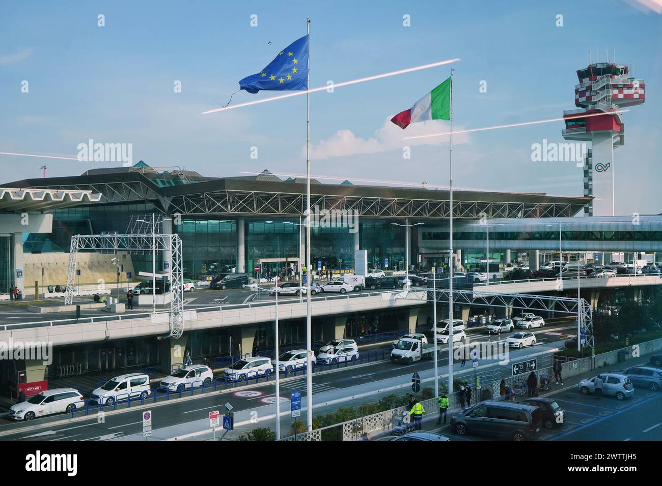 Rome, Italie - 20 février 2024 : extérieur et parking à l'aéroport de Fiumicino, aéroport Leonardo da Vinci–Fiumicino, Aeroporto di Roma, Fiumicino Leon Banque D'Images