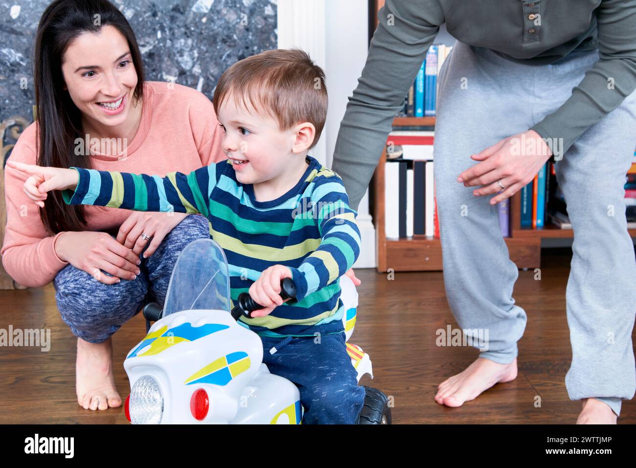Mère et enfant jouant avec une voiture jouet. Banque D'Images