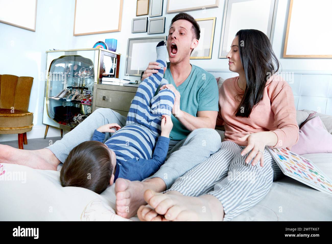 Famille profitant du temps ensemble à l'intérieur Banque D'Images