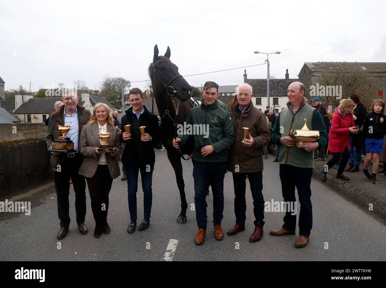Les propriétaires Greg Turley, Audrey Turley, le jockey Paul Townend, Galopin des champs, vainqueur de la Boodles Cheltenham Gold Cup 2024, Groom Adam Connolly, et l'entraîneur Willie Mullins (de gauche à droite) posent sur un pont lors du retour des vainqueurs de la Boodles Cheltenham Gold Cup 2024 à Leighlinbridge, en Irlande. Date de la photo : mardi 19 mars 2024. Banque D'Images