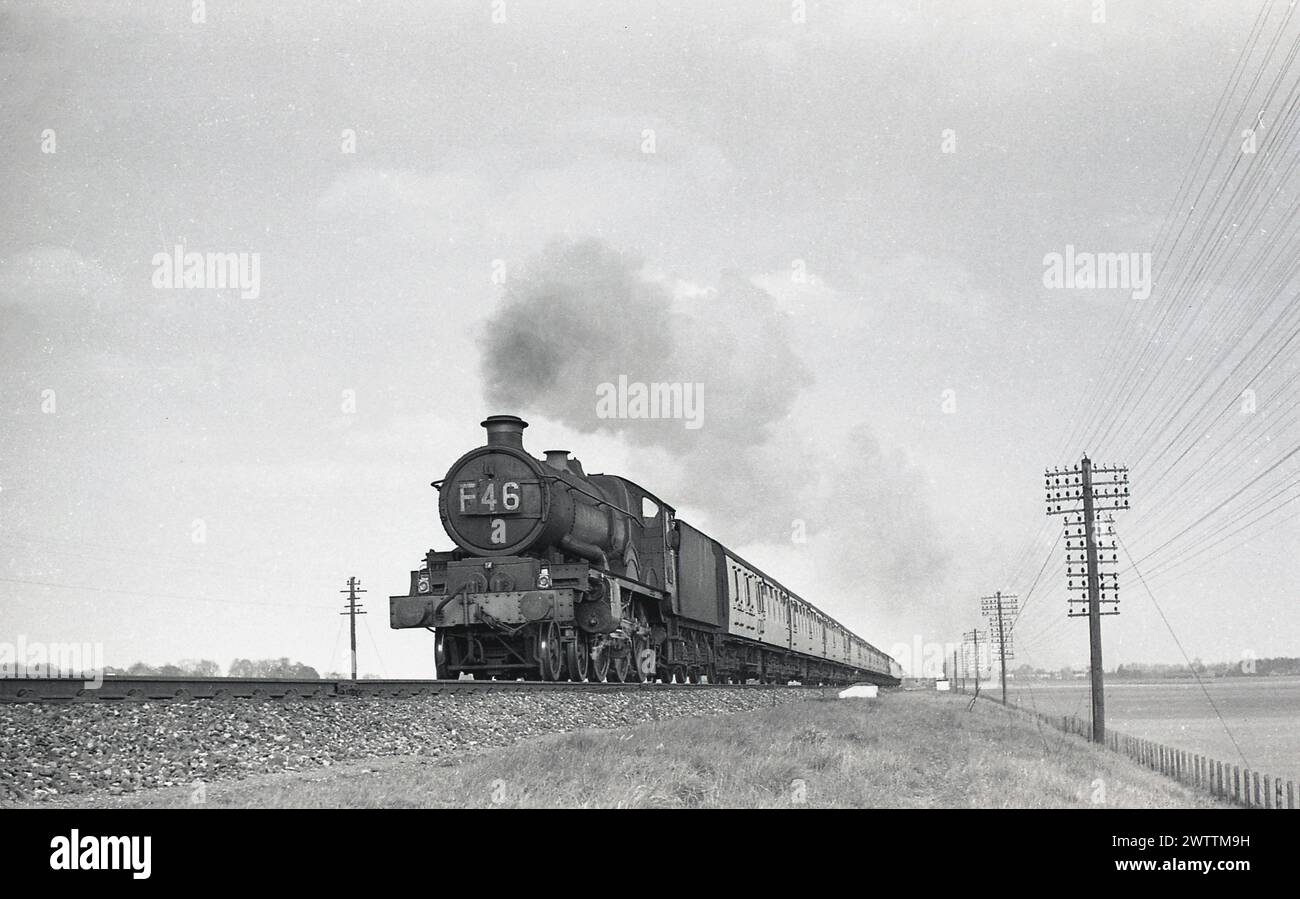 Fin des années 1950, historique, vue de face d'une locomotive à vapeur F46 de classe King du Great Western Railway (GWR) avec wagons sur la voie ferrée, Angleterre, Royaume-Uni. Banque D'Images
