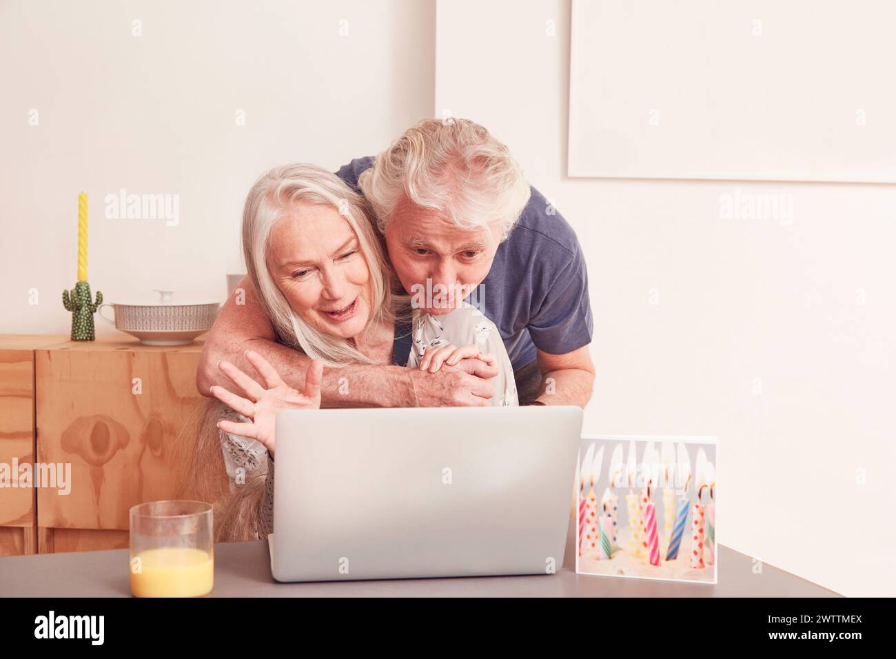 Senior couple using a laptop Banque D'Images