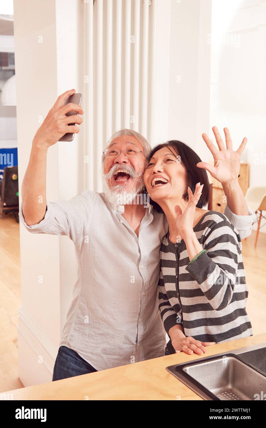 Couple âgé prenant un selfie Banque D'Images