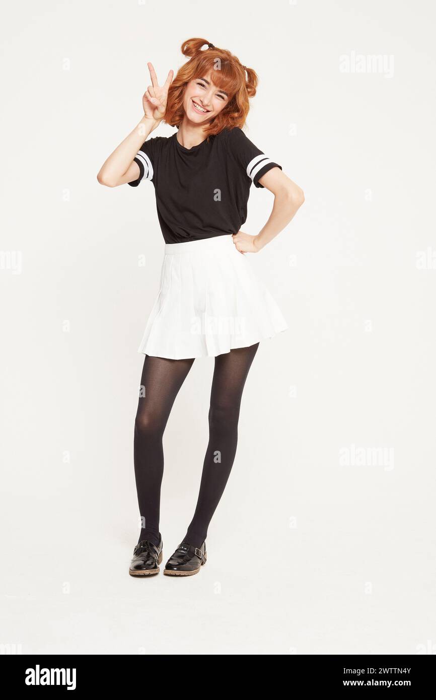 Femme posant avec un signe de paix Banque D'Images