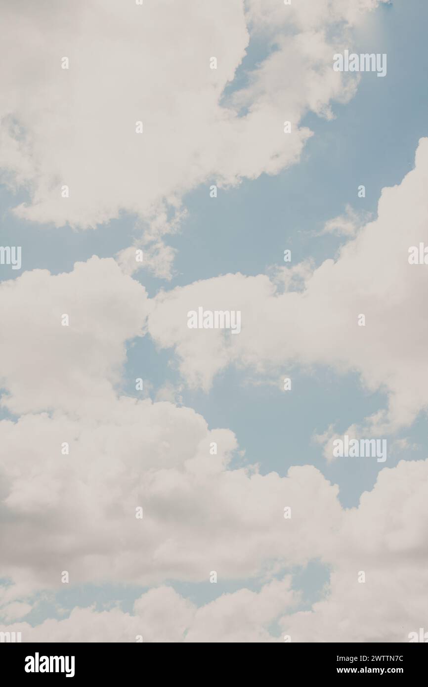 ciel bleu avec fond de nuages de barbe à papa Banque D'Images