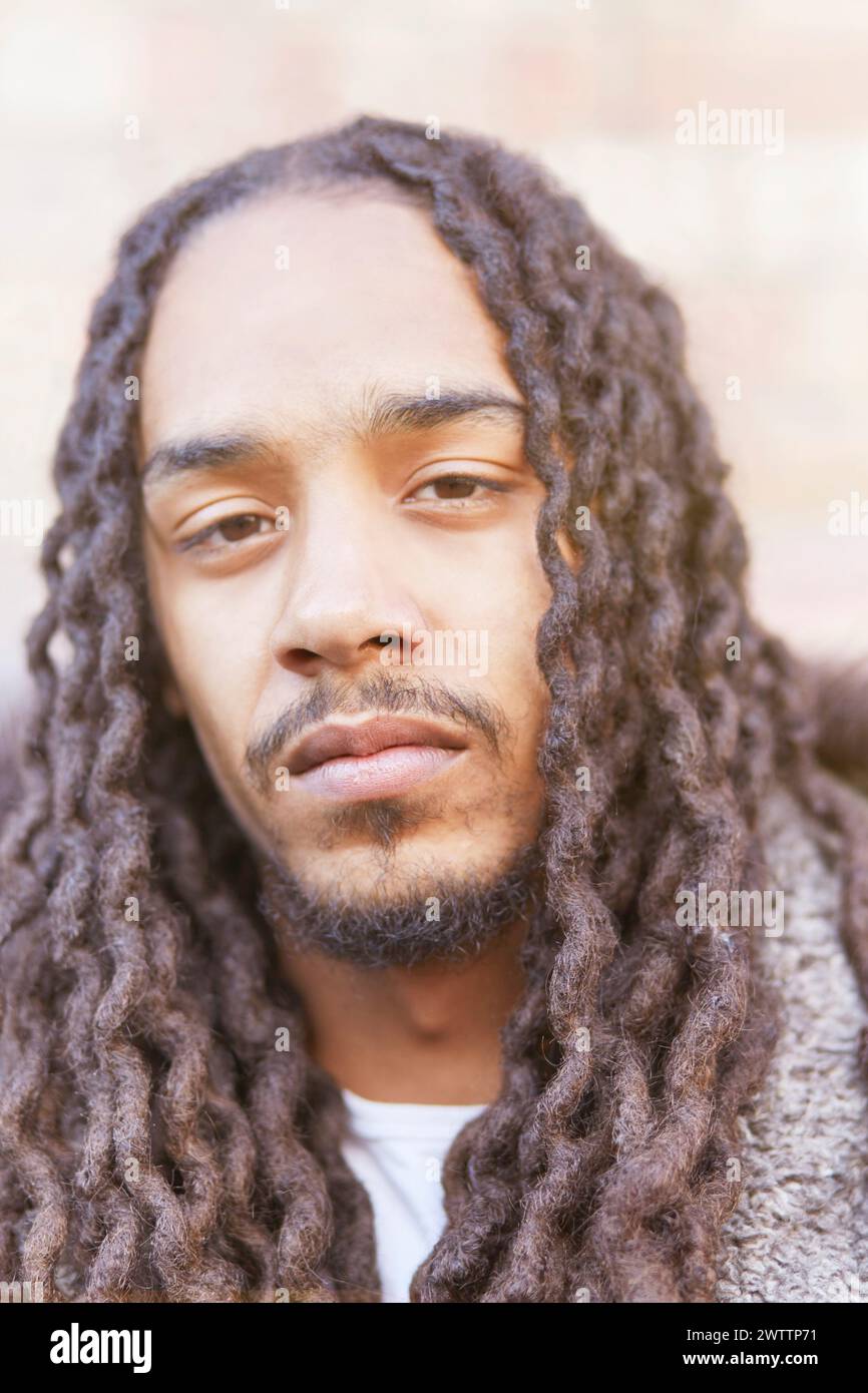 Portrait d'un homme aux longs cheveux bouclés. Banque D'Images