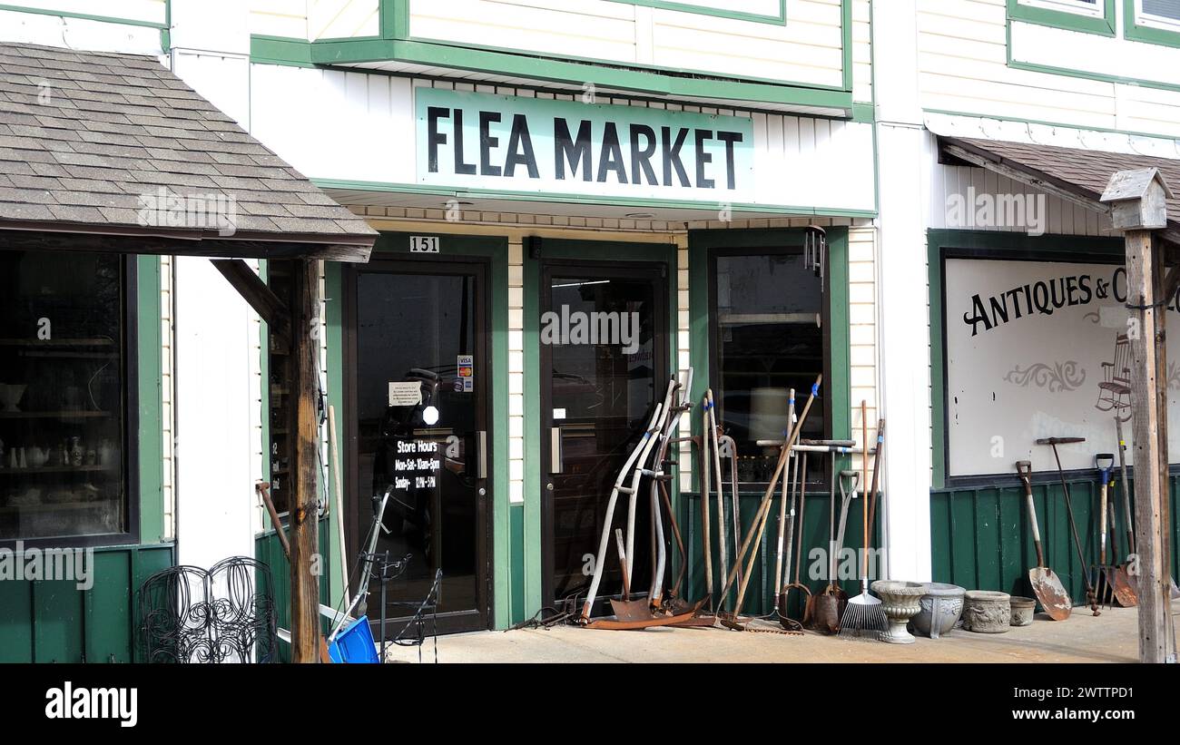 Old Flea Market Store Front avec des outils agricoles, de grandes fenêtres, dans la ville historique Banque D'Images