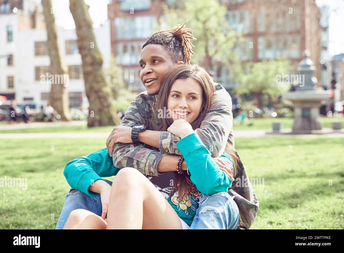 Couple embrassant dans un parc ensoleillé. Banque D'Images Couple embrassant dans un parc ensoleillé. Banque D'Images