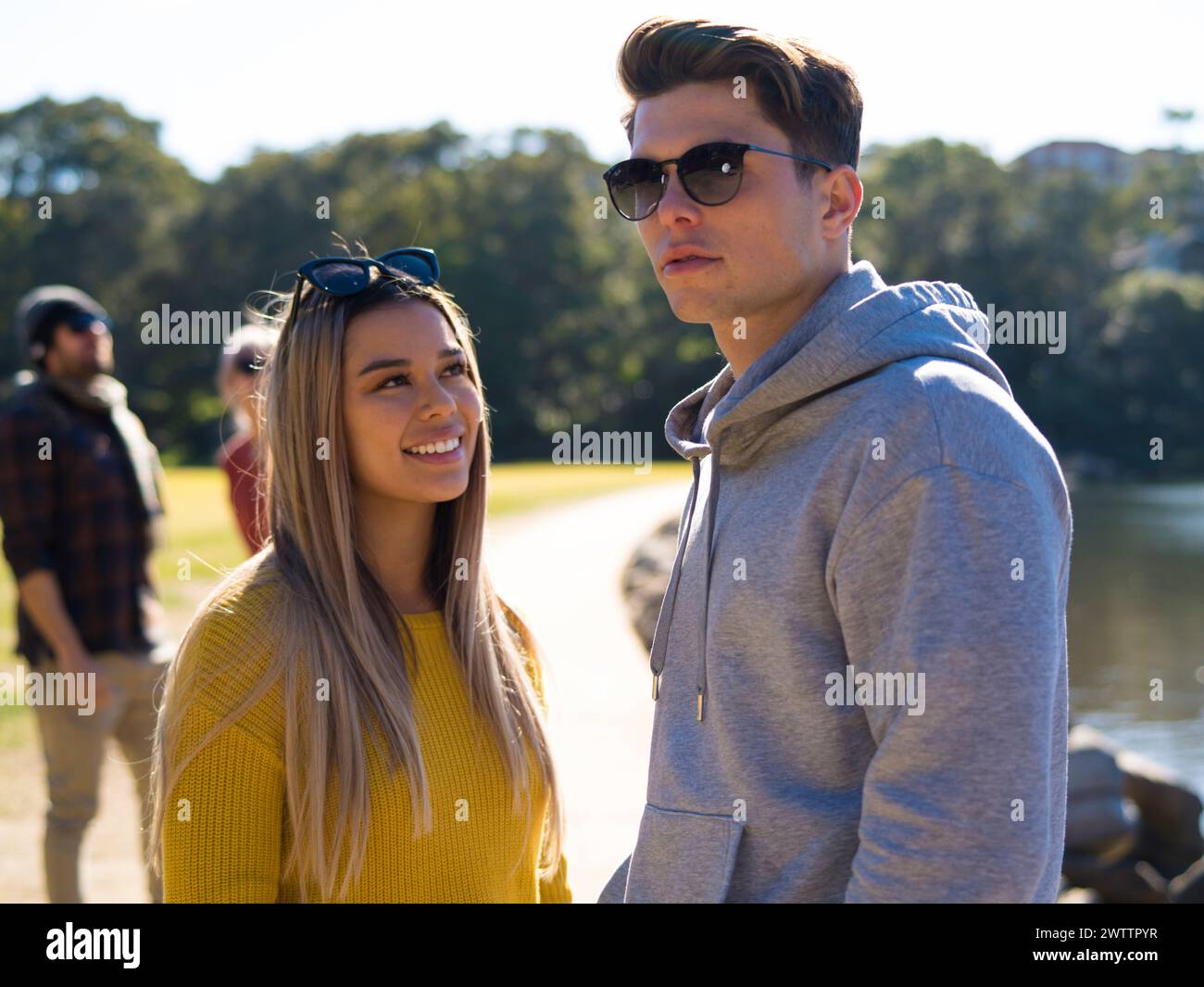 Deux personnes appréciant le temps dans un parc Banque D'Images