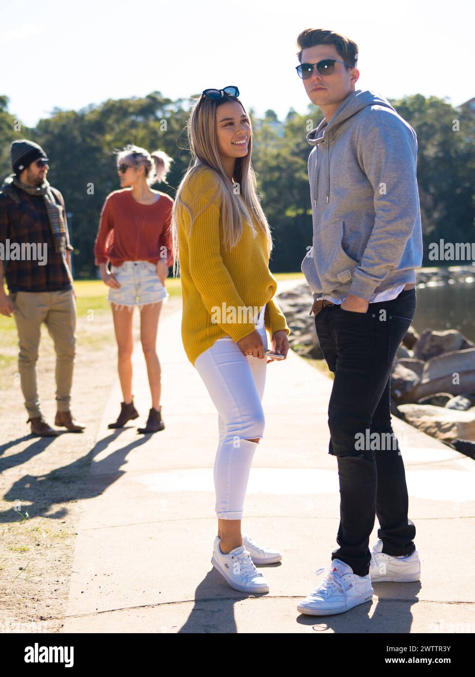 Amis profitant d'une journée ensoleillée à l'extérieur Banque D'Images