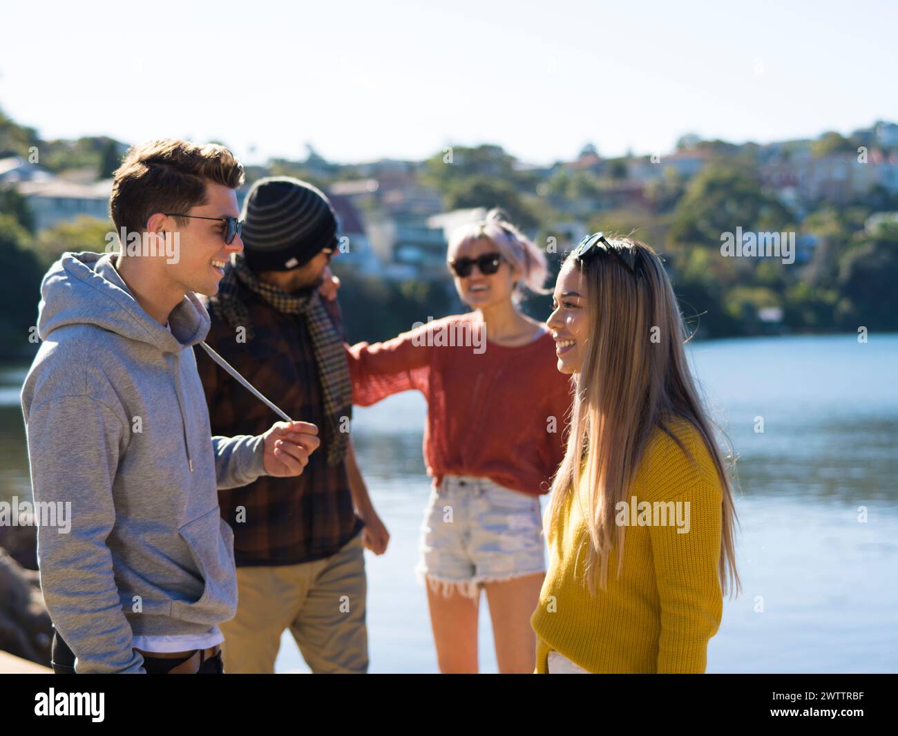 Amis profitant d'une journée ensoleillée au bord du lac Banque D'Images