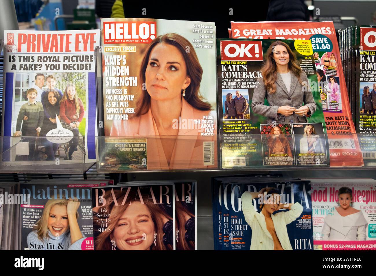 Kate Middleton Princess of Wales sur la couverture de Hello!, Private Eye, OK! Magazine magazines sur l'étagère du supermarché mars 2024 Londres Angleterre Royaume-Uni Banque D'Images