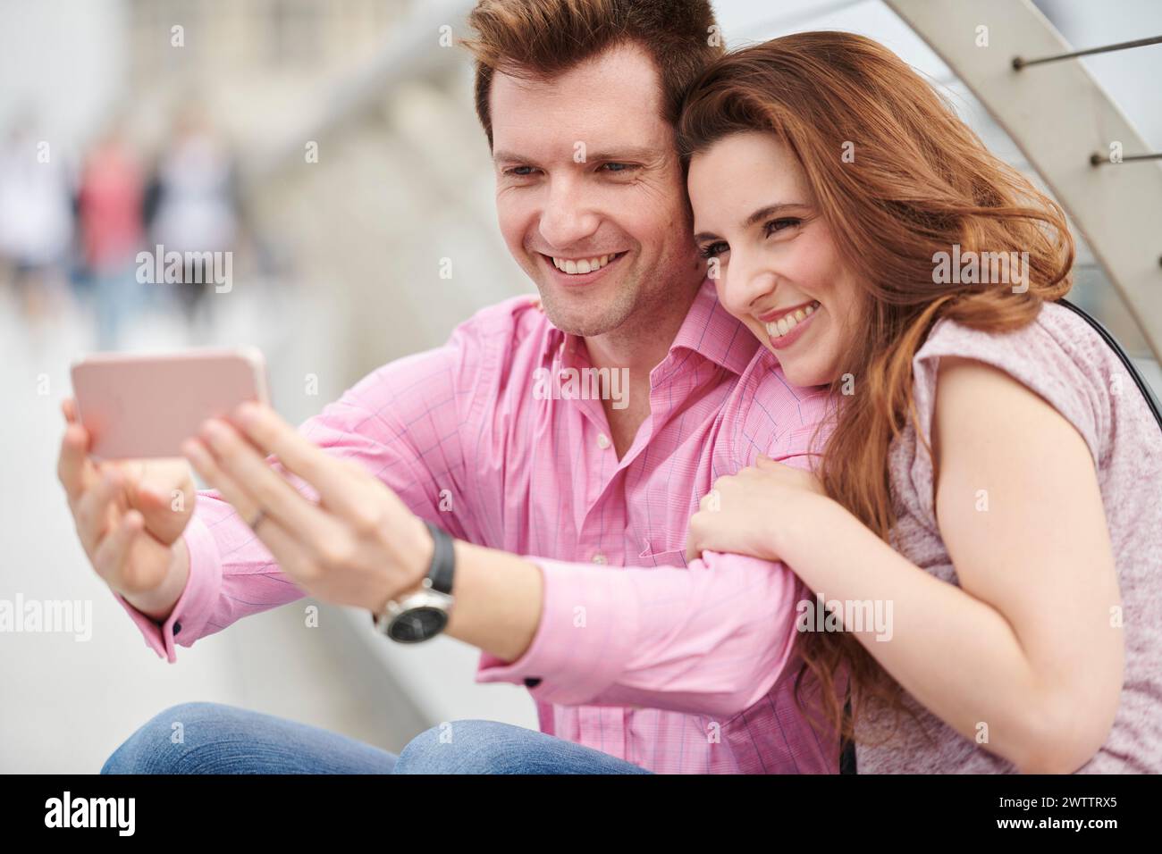 Couple prenant un selfie avec un téléphone Banque D'Images