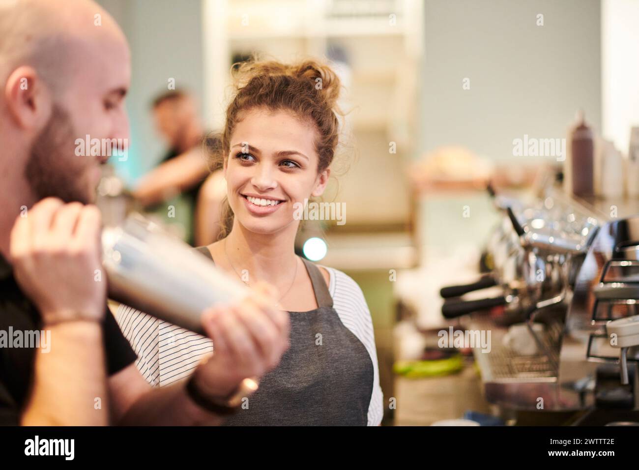 Barista discutant avec un collègue dans un café Banque D'Images