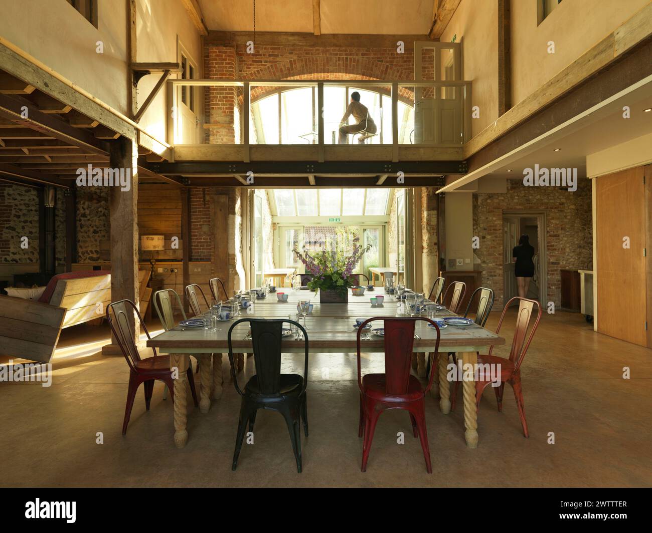 Intérieur rustique avec salle à manger et balcon donnant sur. Banque D'Images