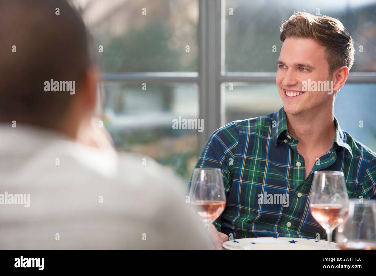 Deux personnes s'engageant dans la conversation à une table à manger. Banque D'Images