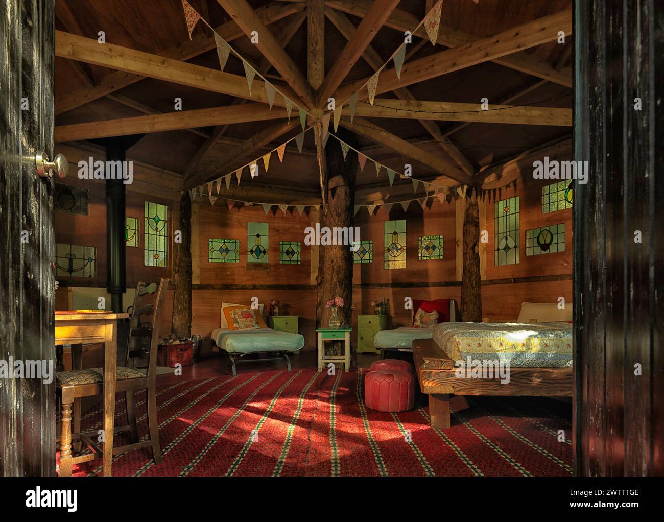 Intérieur confortable de cabine rustique avec éclairage chaleureux Banque D'Images