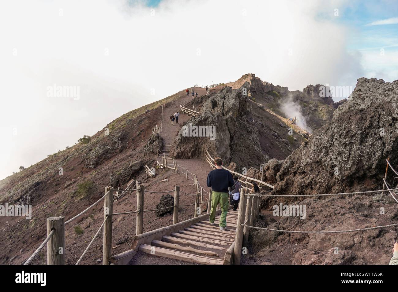 Visiteurs marchant jusqu'au cratère du volcan Vésuve, Naples, Italie. Banque D'Images