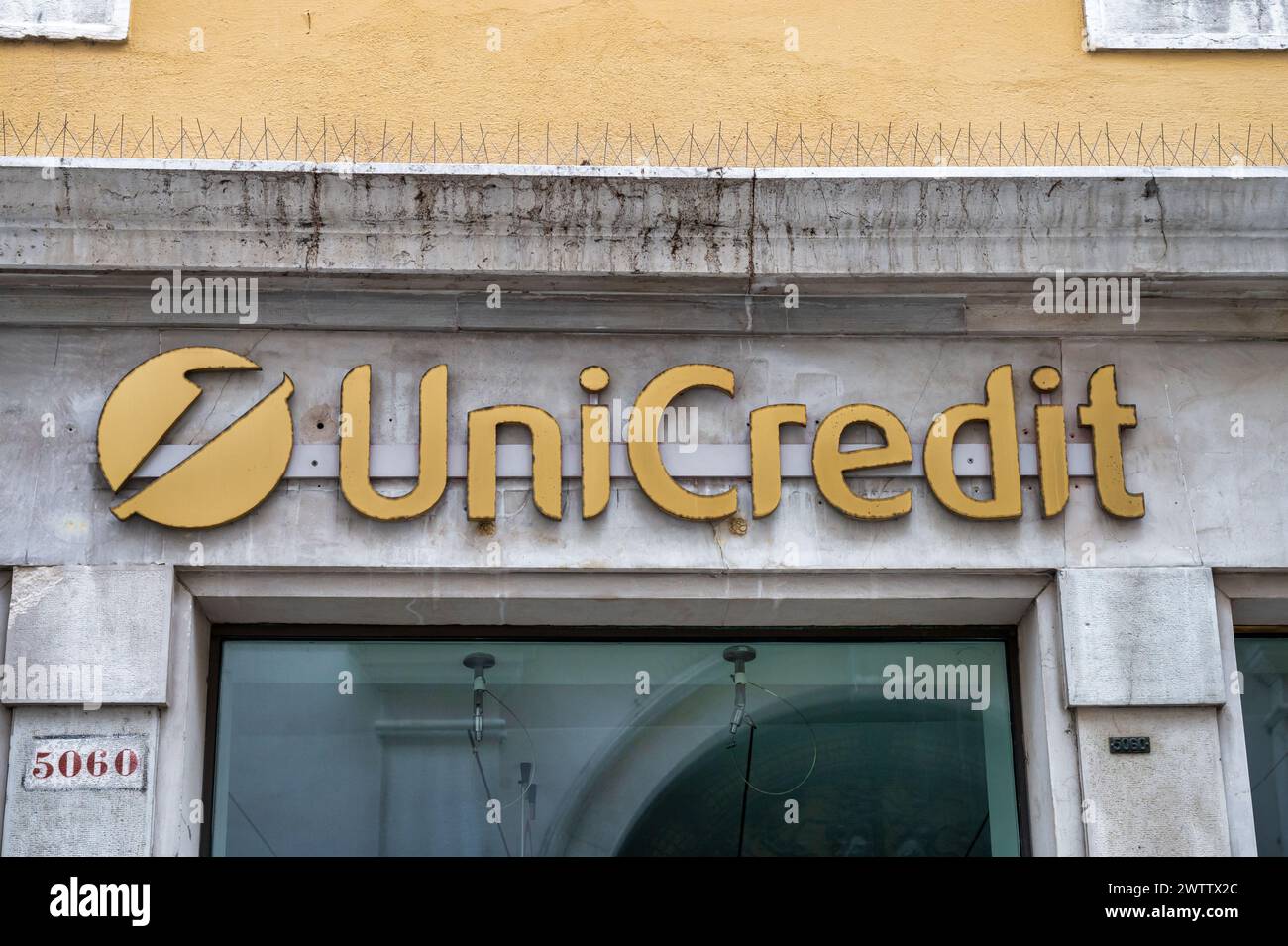 Venise, Italie- 27 février 2023 : le signe pour UniCredit à Venise Italie. Banque D'Images