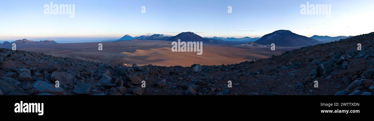 Vue panoramique sur un paysage désertique au crépuscule Banque D'Images