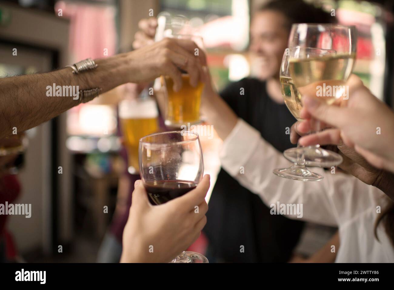 Toasts de groupe avec boissons variées Banque D'Images