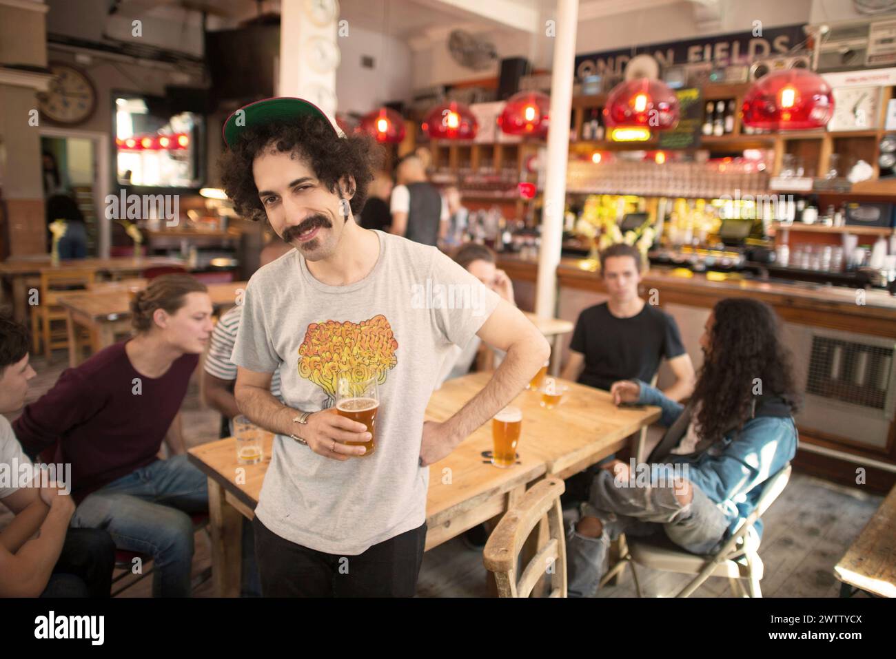 Homme avec une bière dans un pub Banque D'Images