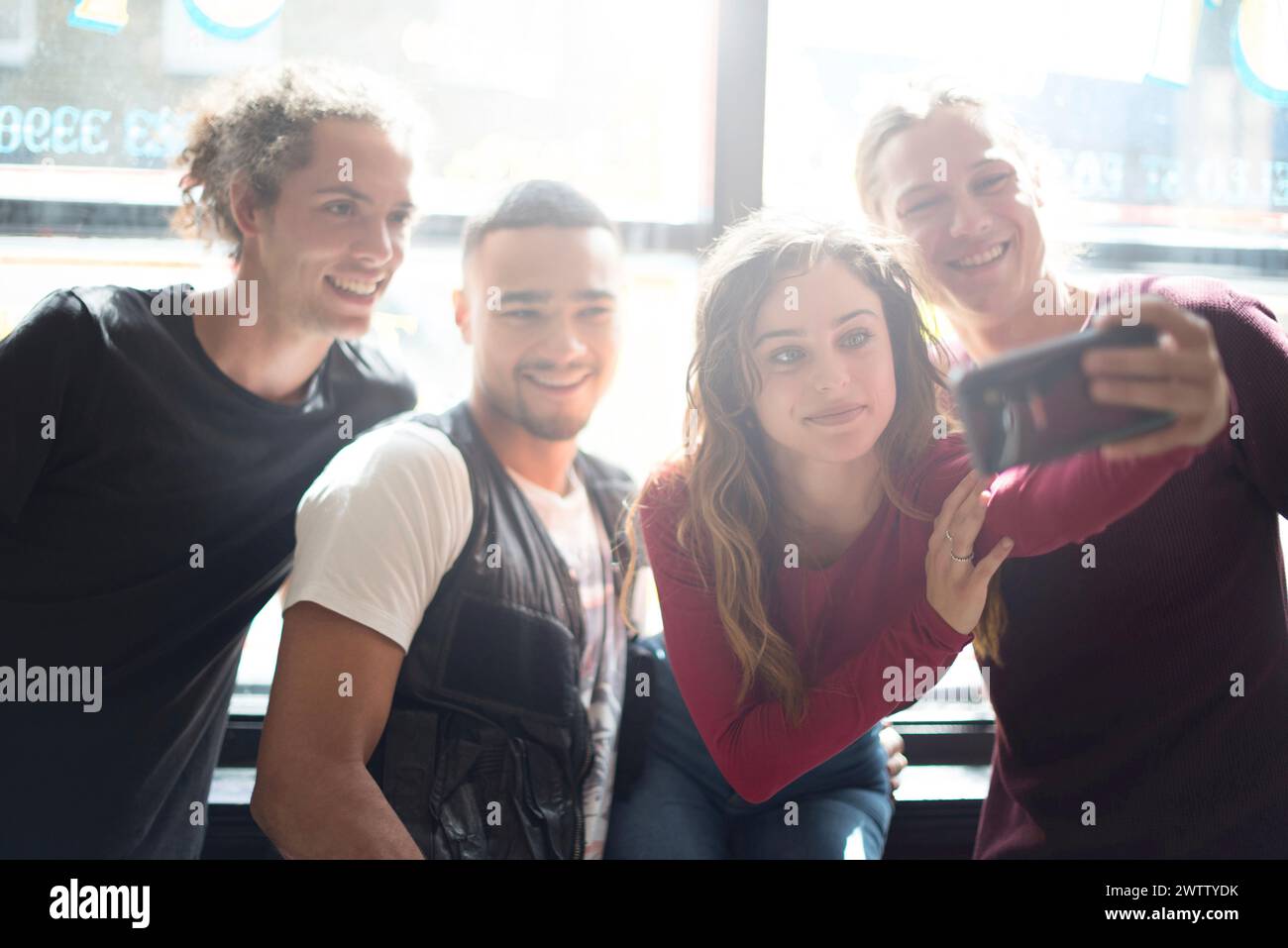 Groupe d'amis prenant un selfie à l'intérieur Banque D'Images