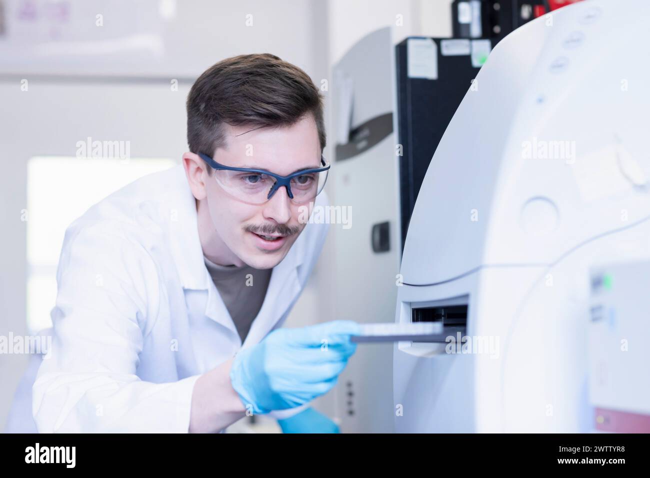 Scientifique spécialisé dans l'exploitation d'équipements de laboratoire avancés. Banque D'Images