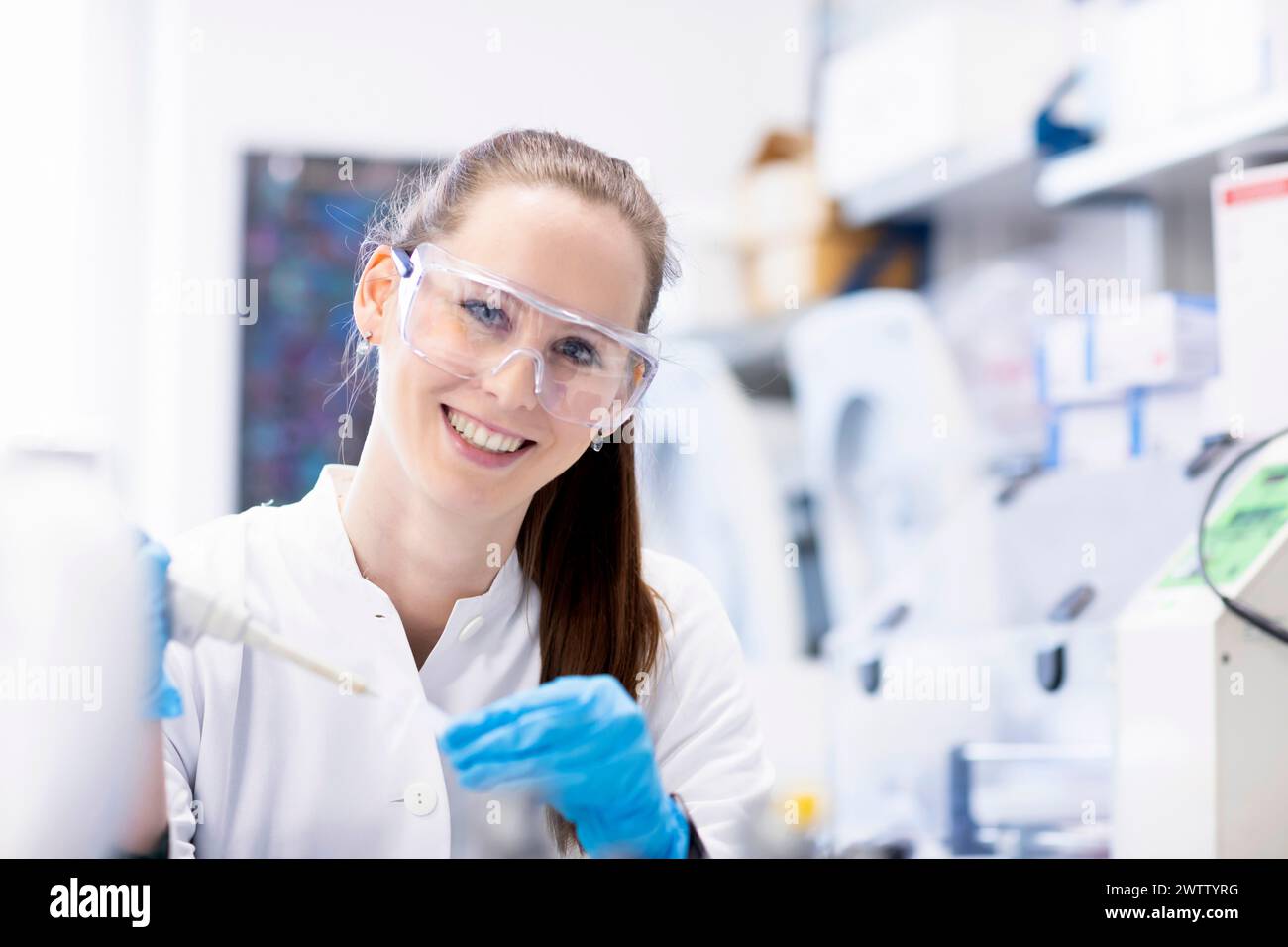 Scientifique femme travaillant avec une pipette dans un laboratoire. Banque D'Images