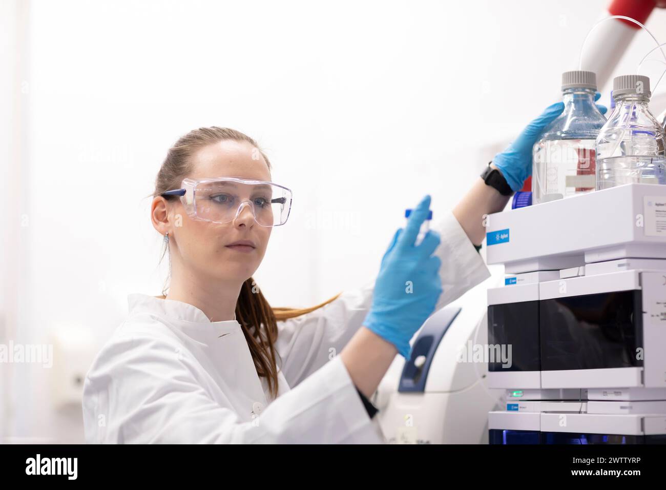 Scientifique utilisant des équipements de laboratoire avec concentration et précision. Banque D'Images