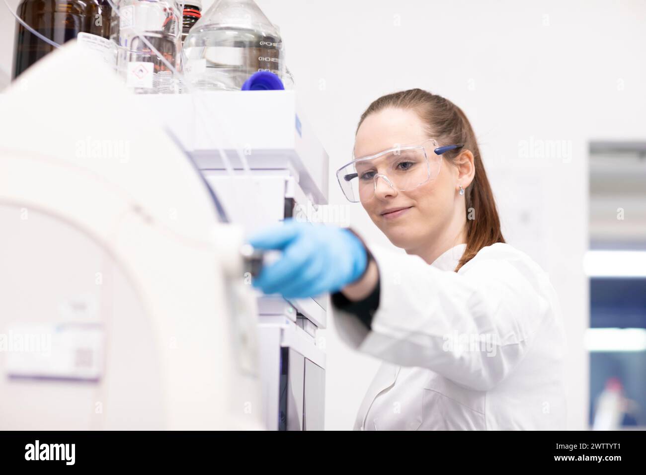 Scientifique ajustant l'équipement dans un laboratoire Banque D'Images