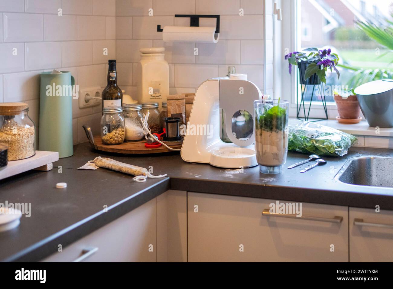 Une scène de cuisine de comptoir avec un mélangeur et des ingrédients prêts pour la préparation des repas. Banque D'Images