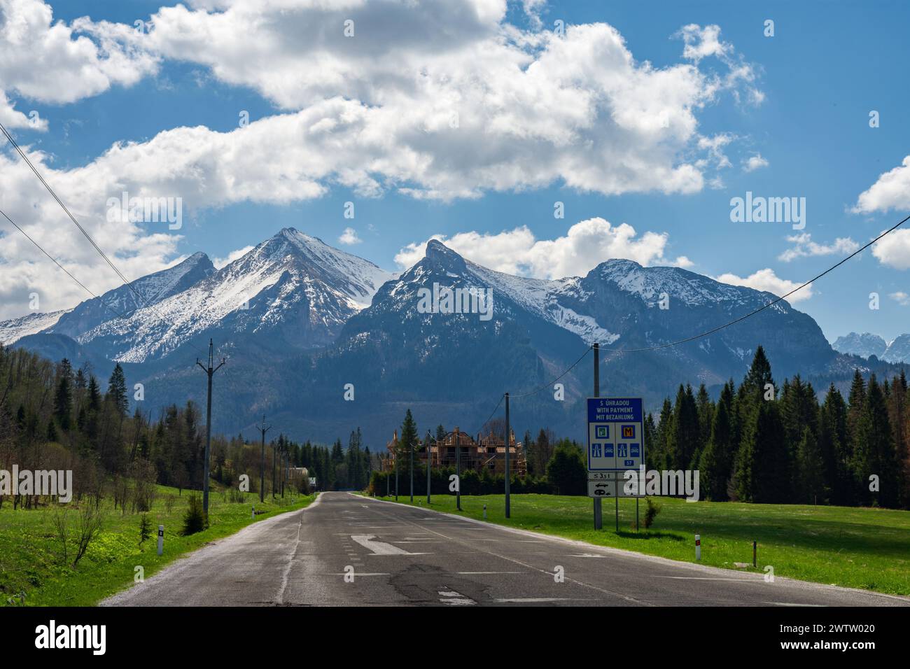 Frontière slovaque polonaise à Jurgow, Malopolskie. Montagnes Tatra vues à la fin de la route vide au printemps. Banque D'Images